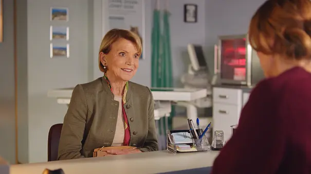 Mit dem Rücken zur Kamera sitzt Dr. Johanna Maiwald (Doris Schretzmayer) an ihrem Schreibtisch. Ihr gegenüber sitzt mit strahlendem Gesichtsausdruck Gerlinde Pratt (Uschi Glas). - Foto: ZDF/Florian Licht Mit dem Rücken zur Kamera sitzt Dr. Johanna Maiwald (Doris Schretzmayer) an ihrem Schreibtisch. Ihr gegenüber sitzt mit strahlendem Gesichtsausdruck Gerlinde Pratt (Uschi Glas). - Foto: ZDF/Florian Licht