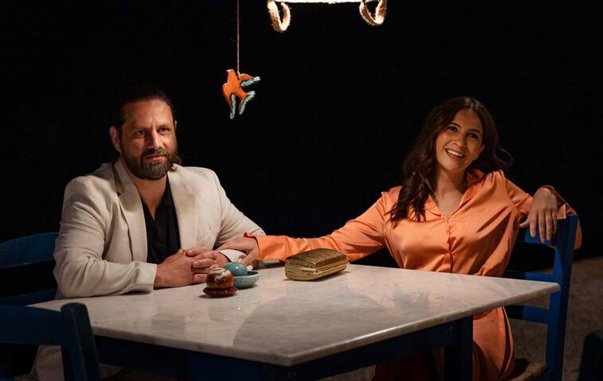 Was führt Silas Ex-Frau Despina Kastanakis (Chryssanthi Kavazi) mit dem Makler Markos Dermitzakis (Adam Bousdoukos) in der Taverne im Schilde?