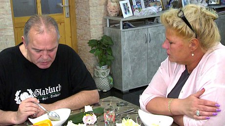 Die Wollnys: Sarah-Jane hat ein Problem, doch Mama Silvia Wollny und Stiefvater Harald sind nicht da, um ihr zuzuhören - Foto: RTLzwei