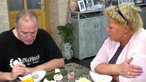 Die Wollnys: Sarah-Jane hat ein Problem, doch Mama Silvia Wollny und Stiefvater Harald sind nicht da, um ihr zuzuhören - Foto: RTLzwei