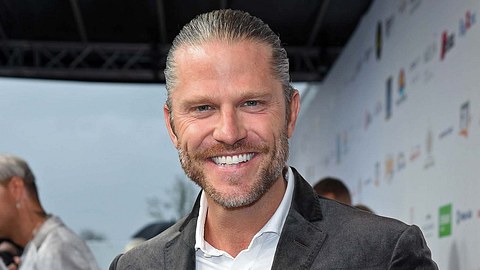Paul Janke hat offiziell keine Freundin, überraschte nun aber mit einem Hochzeitsfoto. Es geht um seine Familie - Foto: Tristar Media/Getty Images