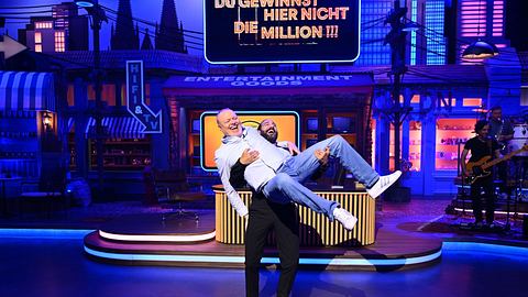 Stefan Raab wird von Massimo Sinato getragen. - Foto: RTL / Raab Entertainment / Willi Weber