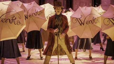 „Wonka“: Erster Blick auf Timothée Chalamet als Chocolatier und Hugh Grant als Oompa Loompa - Foto: Warner Bros. Entertainment Inc.