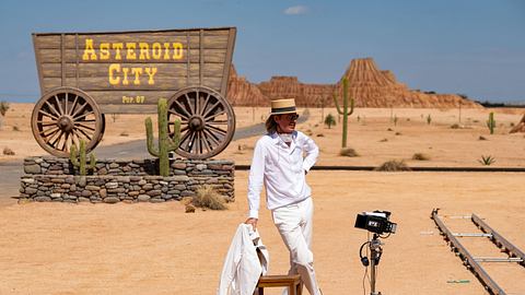 Regisseur Wes Anderson am Set zu Asteroid City - Foto: The Hollywood Archive / imago images