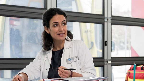 Endlich zurück: Erste Bilder von Leylas Rückkehr bei In aller Freundschaft - Foto: ARD/Jens Ulrich Koch