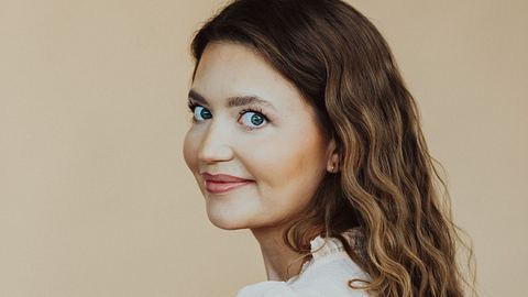 AWZ-Star Amrei Haardt: Hier zeigt sie stolz ihren Babybauch - Foto: RTL / Julia Feldhagen