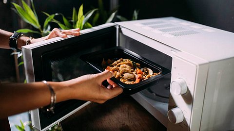 Mikrowelle mit Backofen - Foto: iStock/FreshSplash