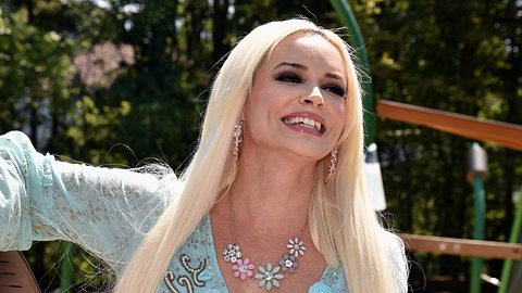 daniela katzenberger lachend vor Klettergerüst - Foto: IMAGO/ Horst Galuschka