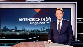 Wie gewohnt führt Moderator Rudi Cerne durch die Sendung. - Foto: Foto: ZDF/Nadine Rupp
