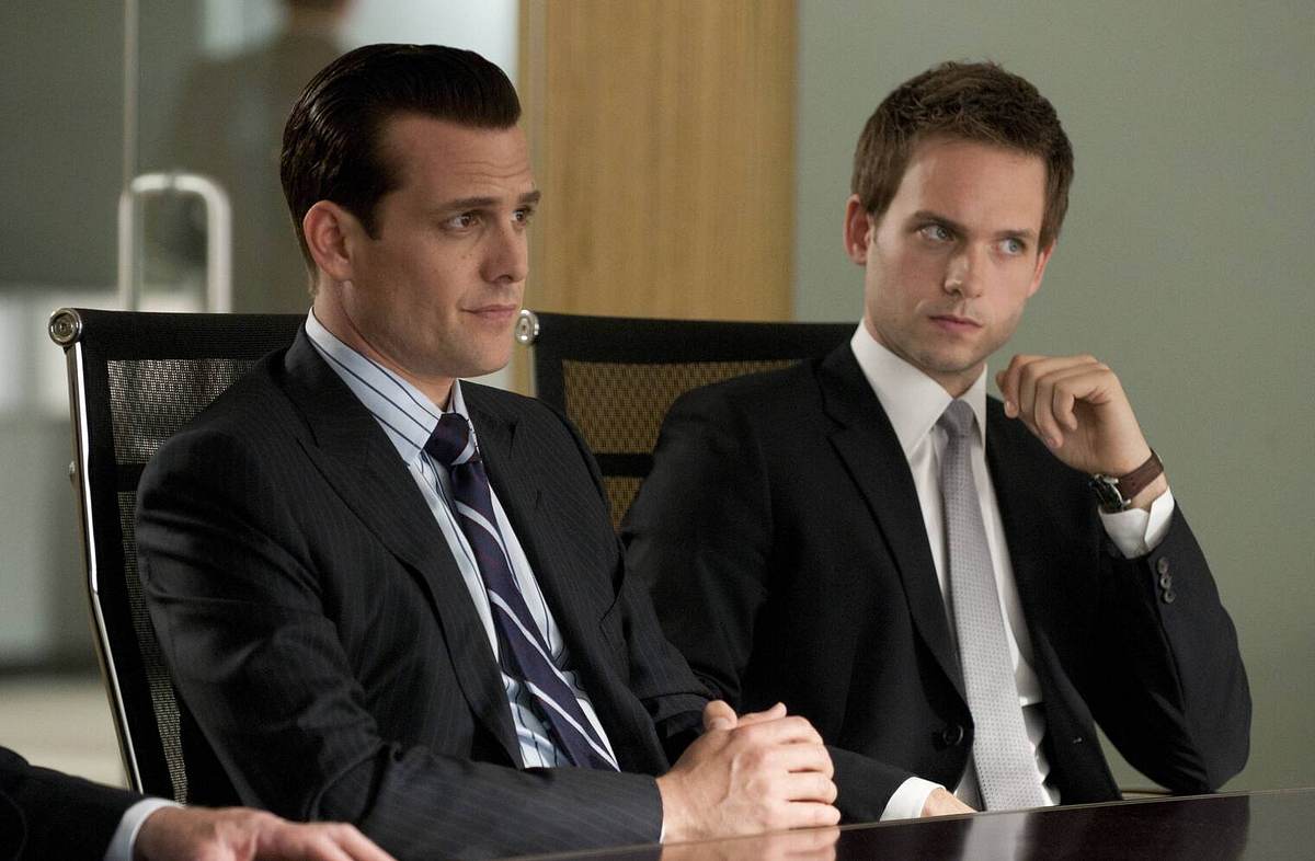 Szene aus Suits mit Gabriel Macht & Patrick J. Adams