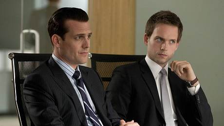 Szene aus Suits mit Gabriel Macht & Patrick J. Adams - Foto: IMAGO / Mary Evans