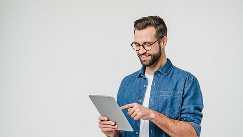 Mann mit Tablet in der Hand - Foto: iStock/Inside Creative House