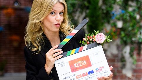 „Unter Uns“: „Verbotene Liebe“-Star Miriam Lahnstein zieht in die Schillerallee! - Foto: RTL / Julia Feldhagen