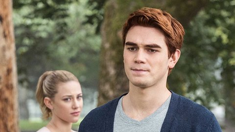Alles zum Ende von Riverdale, Staffel 7 mit Betty Cooper (Lili Reinhart) und Archie Andrews (K.J. Apa) - Foto: © WARNER