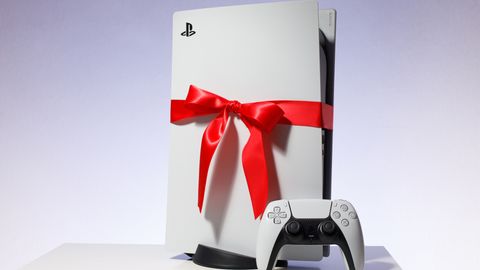 Playstation 5 mit Schleife in rot - Foto: TVM/ PR