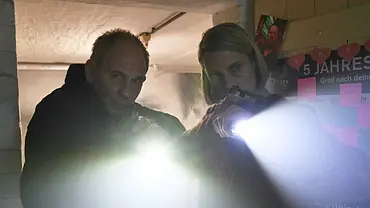 SOKO Potsdam - Raumwunder: In einer Kellertür stehen Tamara Meurer (Anja Pahl) und Bernhard Henschel (Michael Lott) - Foto: ZDF und Christiane Pausch SOKO Potsdam - Raumwunder: In einer Kellertür stehen Tamara Meurer (Anja Pahl) und Bernhard Henschel (Michael Lott) - Foto: ZDF und Christiane Pausch