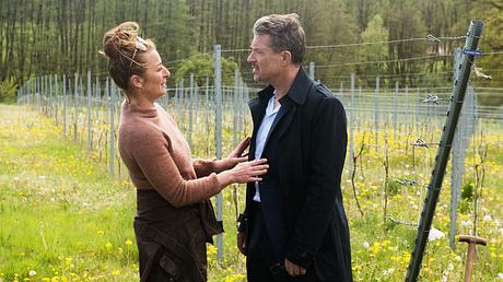 „Rote Rosen“-Vorschau: So reagiert Carla auf Ralfs Kuss mit Anette! - Foto: NDR/ARD/Nicole Manthey