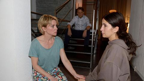 GZSZ: Yvonne, Laura - Foto: RTL / Rolf Baumgartner