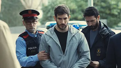 koerper-in-flammen-albert - Foto: Netflix/Lucia Faraig