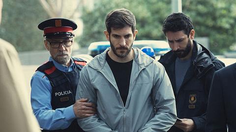 koerper-in-flammen-albert - Foto: Netflix/Lucia Faraig