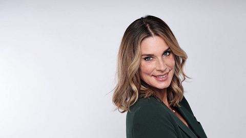 „Unter Uns“-Vorschau: Claudelle Deckert feiert heute Comeback! - Foto: RTL / Stefan Behrens