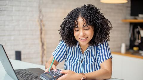 Frau macht ihre Steuererklärung - Foto: iStock/Rockaa