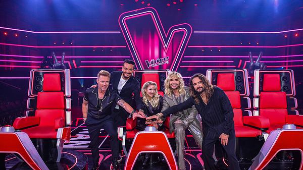 Ronan Keating, Giovanni Zarrella, Shirin David und Bill und Tom Kaulitz (v.l.n.r.) buzzern in Staffel 13 von The Voice of Germany - Foto: ProSieben/SAT.1/André Kowalski