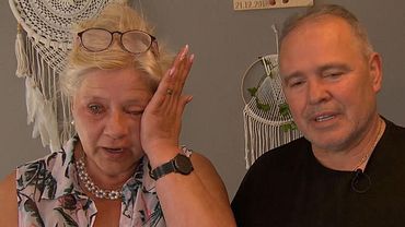 Silvia Wollny sitzt am Tisch und weint. Harald Elsenbast sitzt hilflos daneben - Foto: RTLZWEI