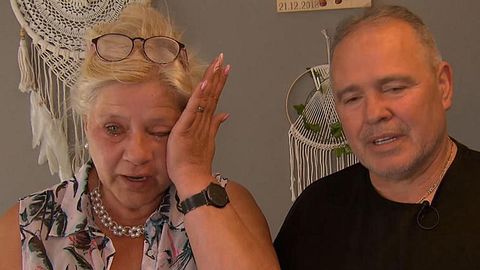 Silvia Wollny sitzt am Tisch und weint. Harald Elsenbast sitzt hilflos daneben - Foto: RTLZWEI