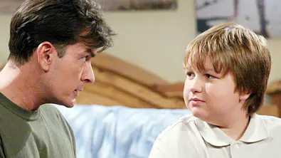 Angus T. Jones aus Two and a Half Men ist nicht mehr der kleine Junge von damals. - Foto: Foto: ORF/Warner