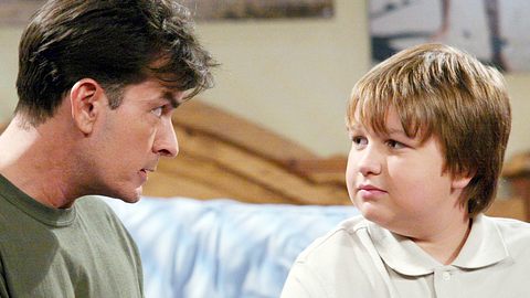 Angus T. Jones aus Two and a Half Men ist nicht mehr der kleine Junge von damals. - Foto: Foto: ORF/Warner