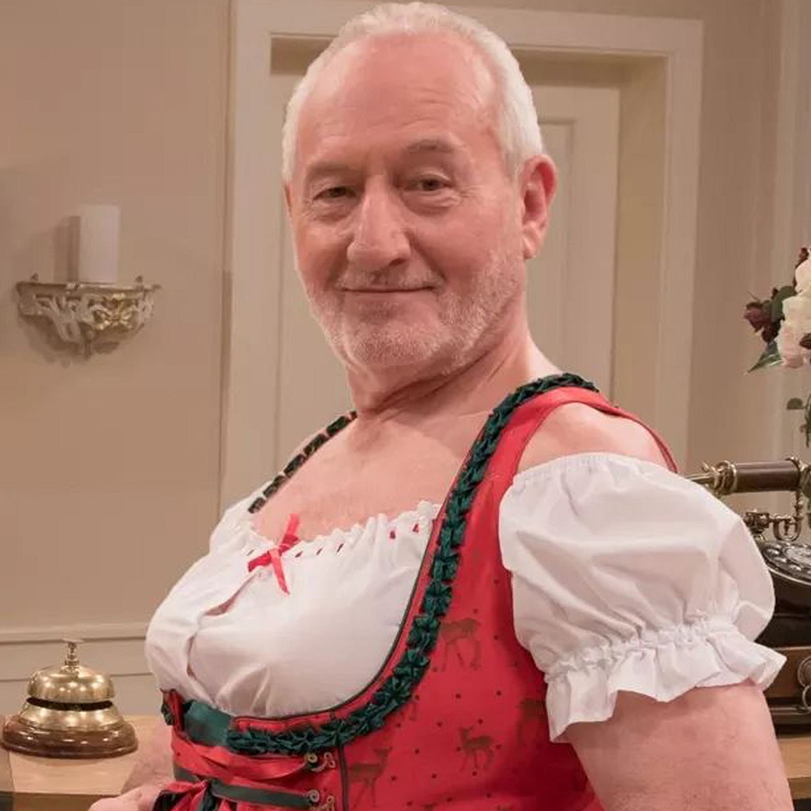 Sturm der Liebe: Deshalb steht Alfons im Dirndl an der Rezeption