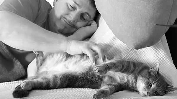Hier kuschelte „Zwischen Tüll und Tränen“-Star Uwe Herrmanns noch mit Püppi. Jetzt ist sie tot. - Foto: Instagram/Uwe Herrmann