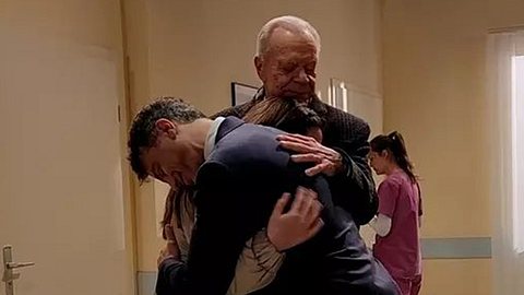 Sturm der Liebe: Robert und Werner Saalfeld liegen sich in den Armen - Foto: Instagram/Sturm der Liebe