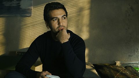 Elyas MBarek sitzt der Schock nach dem Einbruch noch in den Knochen - Foto: BR/ARD/Richard Hübner