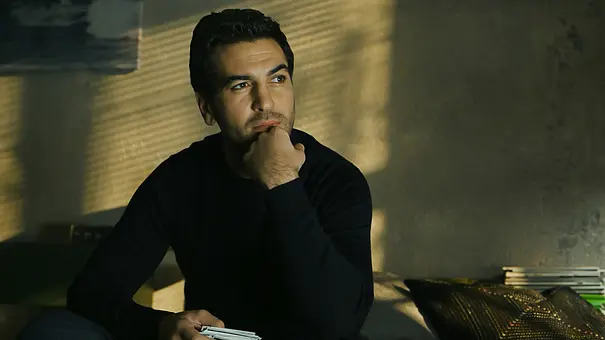 Elyas MBarek sitzt der Schock nach dem Einbruch noch in den Knochen - Foto: BR/ARD/Richard Hübner