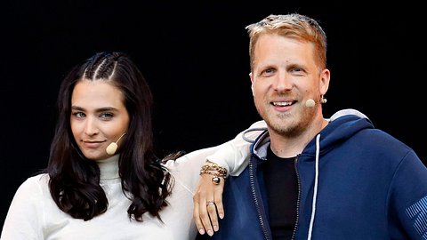 Amira und Oliver Pocher stehen zusammen auf einer Bühne - damals waren sie noch nicht getrennt - Foto: IMAGO / Future Image