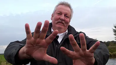 Tamme Hanken hält seine großen Hände in die Kamera - Foto: Kabel Eins
