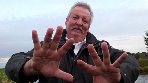 Tamme Hanken hält seine großen Hände in die Kamera - Foto: Kabel Eins