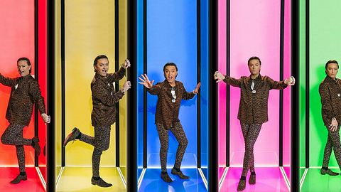 Julian F M Stoeckel Naked Attraction - Foto: WBD/discovery+/Markus Braumann