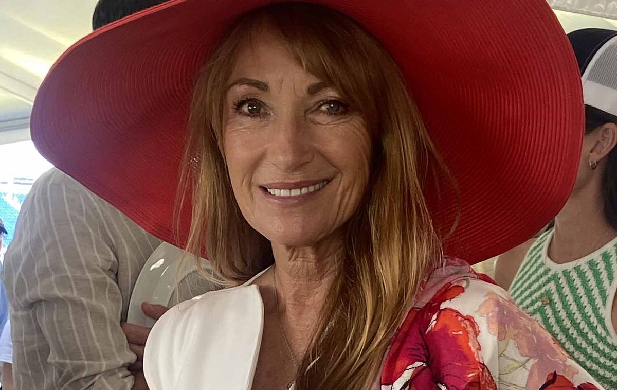 Jane Seymour lächelt verschmitzt in die Kamera