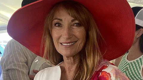 Jane Seymour lächelt verschmitzt in die Kamera - Foto: IMAGO / Cover-Images