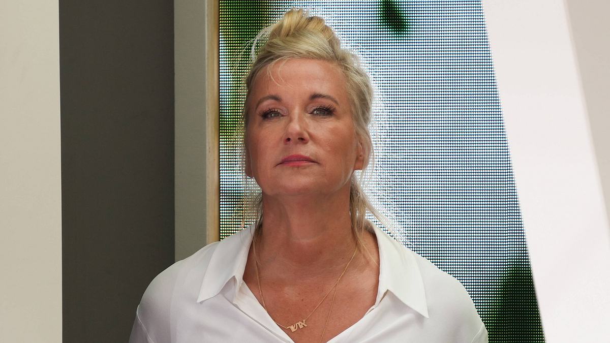 Andrea Kiewel ist die Moderatorin Andrea Kiewel schaut nachdenklich in die ferne