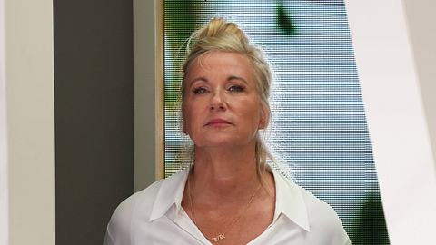 Andrea Kiewel schaut nachdenklich in die ferne - Foto: IMAGO / BOBO