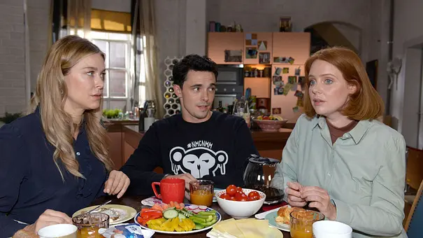 Jessica und Luis schauen Toni ernst an. - Foto: RTL / Rolf Baumgartner Jessica und Luis schauen Toni ernst an. - Foto: RTL / Rolf Baumgartner