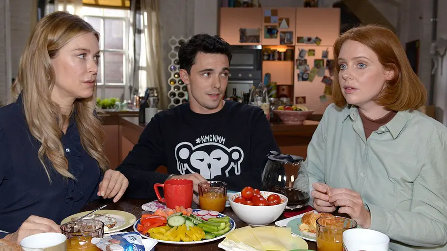Jessica und Toni wissen über Nina Bescheid. Doch was ist mit Luis? Jessica und Luis schauen Toni ernst an.