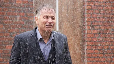 In aller Freundschaft: Roland steht weinend im Regen - Foto: MDR/Saxonia Media/Robert Strehler