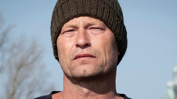 So reagierte Til Schweiger als er auf die Vorwürfe zu Alkohol und Gewalt am Manto Manto 2-Set angesprochen wurde - Foto: NDR/Christine Schroeder / NDR Presse und Information