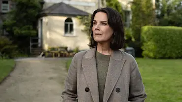 „Der Irland-Krimi“:Cathrin Blake streift gedankenversunken durch den Park eines Anwesens - Foto: ARD Degeto/Good Friends Filmproduktions GmbH/Patrick Redmond „Der Irland-Krimi“:Cathrin Blake streift gedankenversunken durch den Park eines Anwesens - Foto: ARD Degeto/Good Friends Filmproduktions GmbH/Patrick Redmond