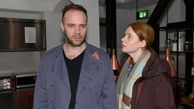 Erik schaut gedankenverloren, neben ihm steht Toni. - Foto: RTL / Rolf Baumgartner